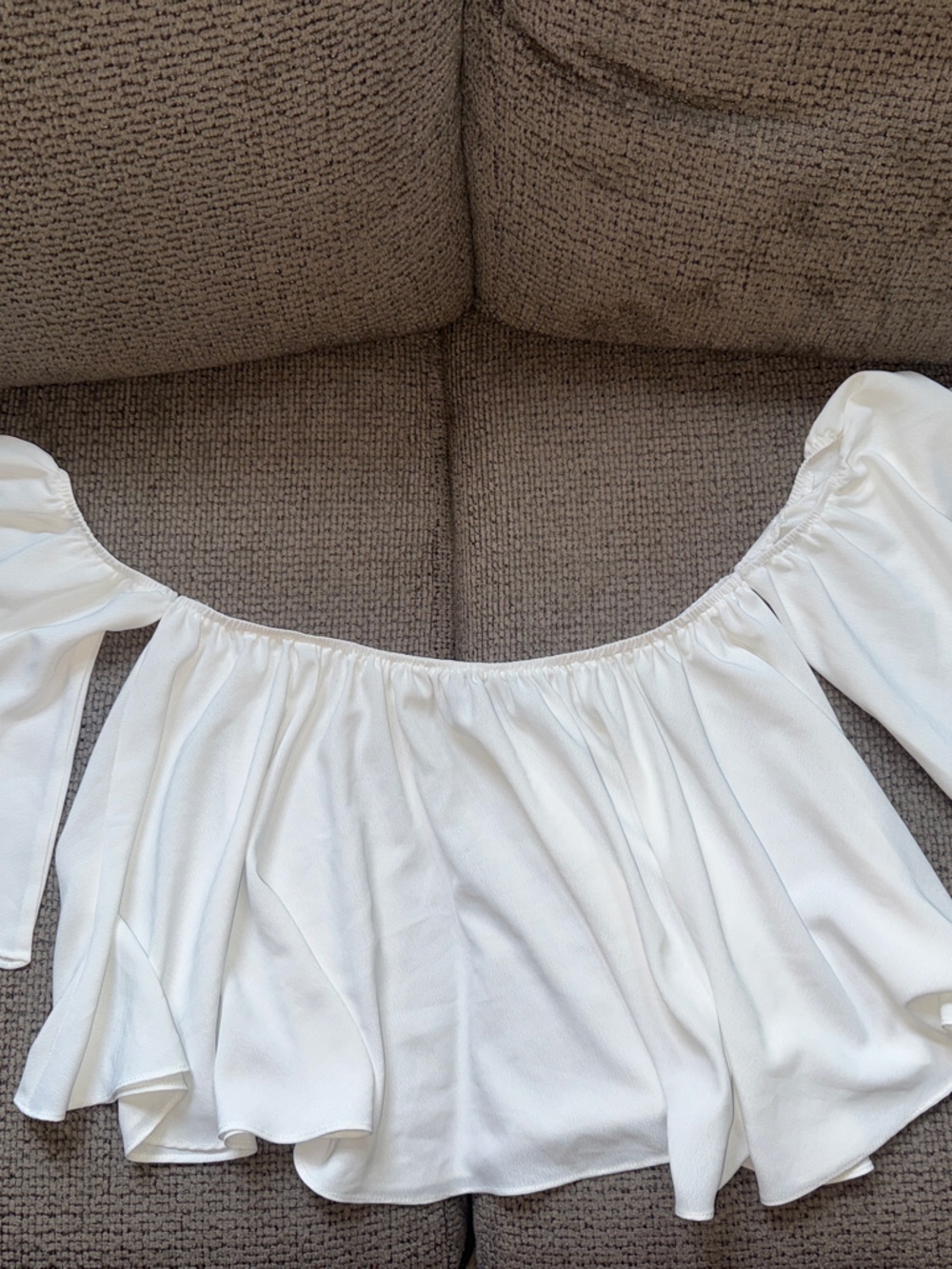essue White Off-Shoulder Ruffle Crop Top